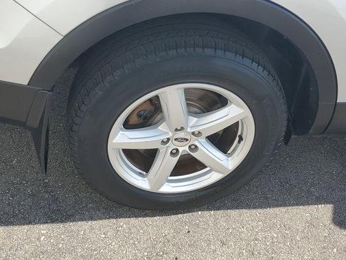 Ingot Silver Metallic 2017 Ford Explorer XLT