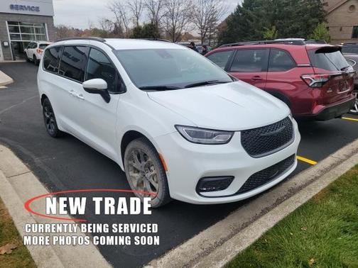 2023 Chrysler Pacifica Touring-L