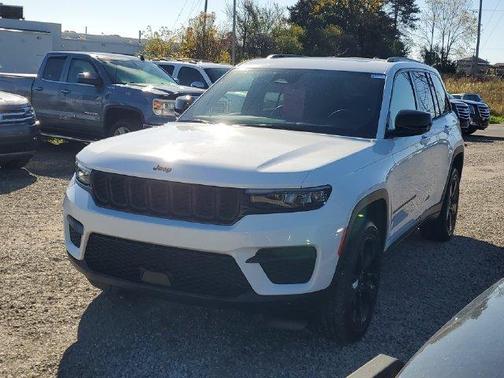 Bright White Clearcoat 2023 Jeep Grand Cherokee Altitude