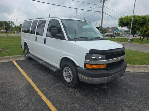 Summit White 2015 Chevrolet Express 2500 LT