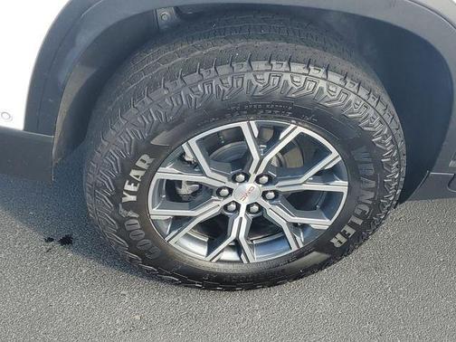 Summit White 2024 GMC Acadia AT4