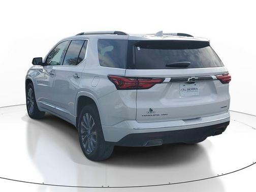 Iridescent Pearl Tricoat 2023 Chevrolet Traverse Premier
