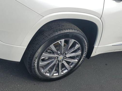 Iridescent Pearl Tricoat 2023 Chevrolet Traverse Premier