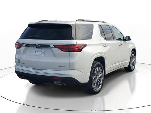 Iridescent Pearl Tricoat 2023 Chevrolet Traverse Premier