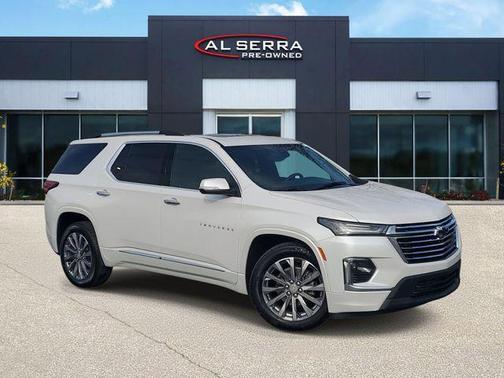 Iridescent Pearl Tricoat 2023 Chevrolet Traverse Premier