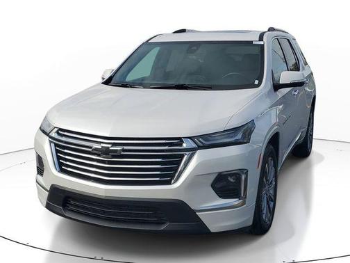 Iridescent Pearl Tricoat 2023 Chevrolet Traverse Premier