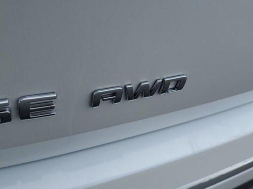 Iridescent Pearl Tricoat 2023 Chevrolet Traverse Premier