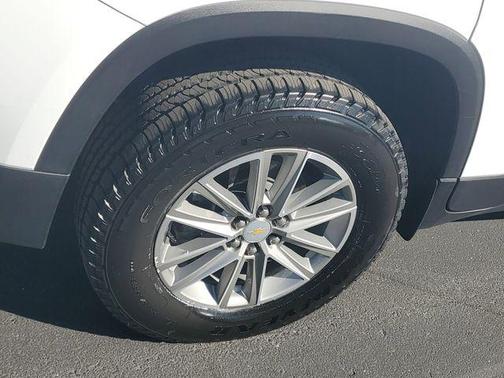 Summit White 2023 Chevrolet Traverse LT Cloth