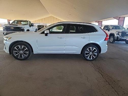 2022 Volvo XC60 B5 Momentum