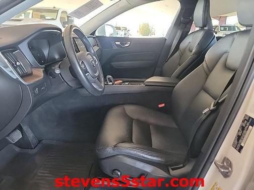 2022 Volvo XC60 B5 Momentum