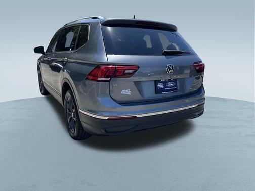 Platinum Gray Metallic 2024 Volkswagen Tiguan 2.0T SE