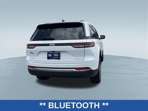 Bright White Clearcoat 2024 Jeep Grand Cherokee LAREDO