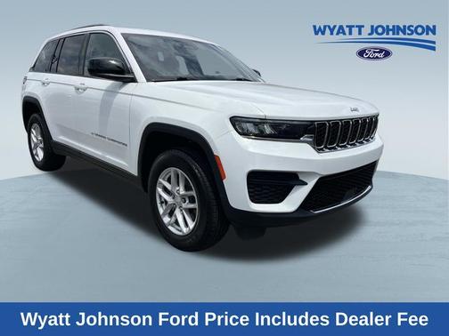 Bright White Clearcoat 2024 Jeep Grand Cherokee LAREDO