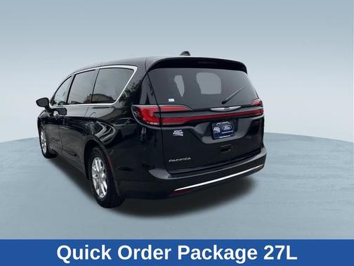 Brilliant Black Crystal Pearlcoat 2023 Chrysler Pacifica TOURING L