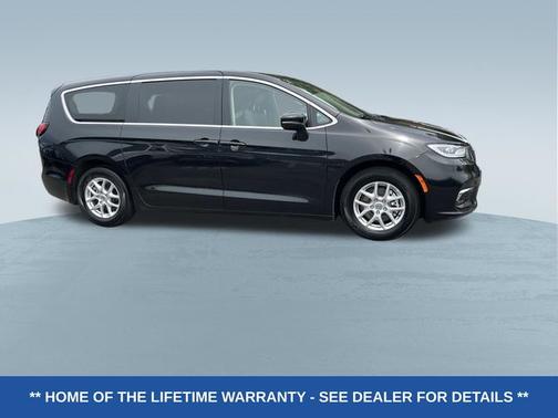 Brilliant Black Crystal Pearlcoat 2023 Chrysler Pacifica TOURING L