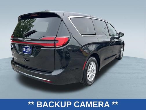 Brilliant Black Crystal Pearlcoat 2023 Chrysler Pacifica TOURING L