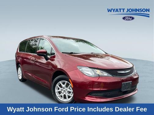 Velvet Red Pearlcoat 2022 Chrysler Voyager LX