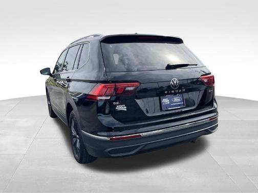 Deep Black Pearl Effect 2024 Volkswagen Tiguan 2.0T SE