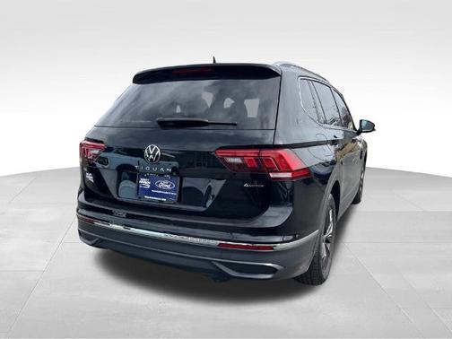 Deep Black Pearl Effect 2024 Volkswagen Tiguan 2.0T SE