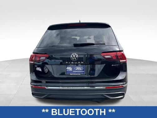 Deep Black Pearl Effect 2024 Volkswagen Tiguan 2.0T SE