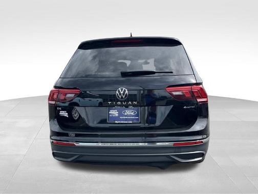 Deep Black Pearl Effect 2024 Volkswagen Tiguan 2.0T SE