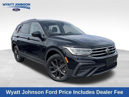 Deep Black Pearl Effect 2024 Volkswagen Tiguan 2.0T SE