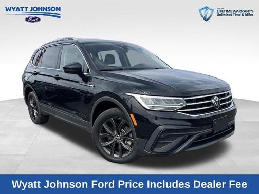 Deep Black Pearl Effect 2024 Volkswagen Tiguan 2.0T SE