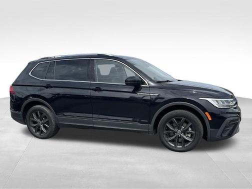 Deep Black Pearl Effect 2024 Volkswagen Tiguan 2.0T SE