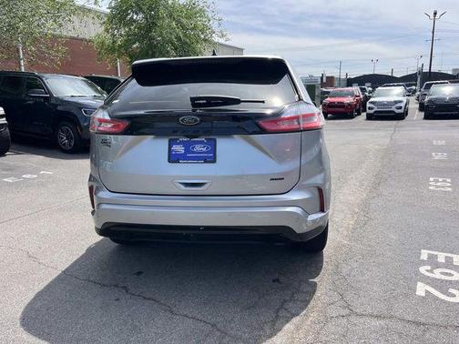 Iconic Silver Metallic 2022 Ford Edge SE