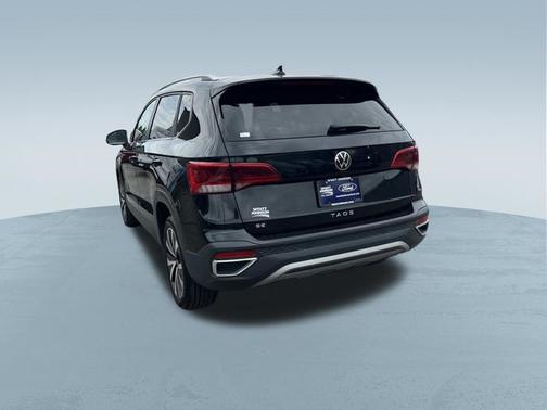 Deep Black Pearl Effect 2024 Volkswagen Taos 1.5T SE