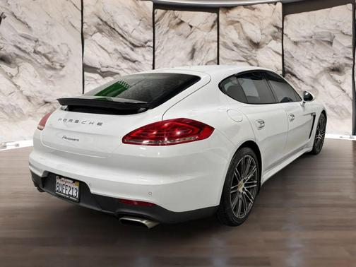 2016 Porsche Panamera Edition