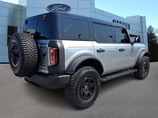ICONIC SILVER METALLIC 2024 Ford Bronco WILDTRAK