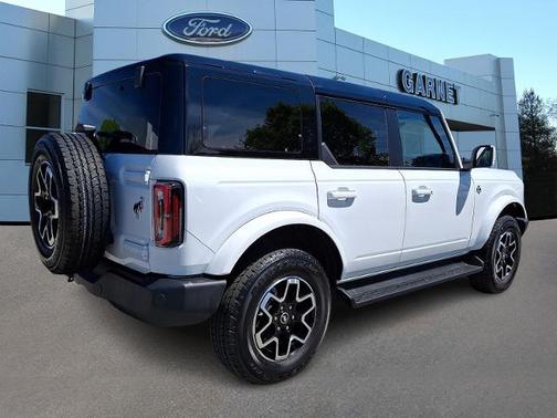 OXFORD WHITE 2025 Ford Bronco OUTER BANKS