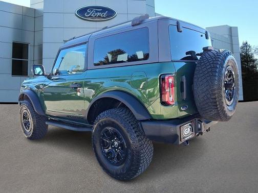 ERUPTION GREEN METALLIC 2023 Ford Bronco WILDTRAK