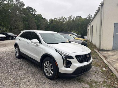 Crystal White Tricoat 2023 Cadillac XT4 Luxury