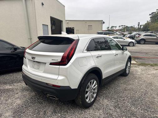 Crystal White Tricoat 2023 Cadillac XT4 Luxury