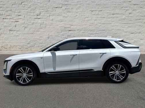 Crystal White Tricoat 2024 Cadillac LYRIQ Luxury