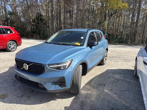 2024 Volvo XC40 B5 Core Dark Theme