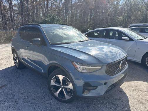 2024 Volvo XC40 B5 Core Dark Theme