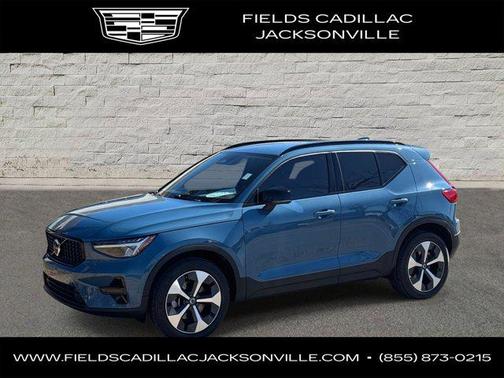 2024 Volvo XC40 B5 Core Dark Theme