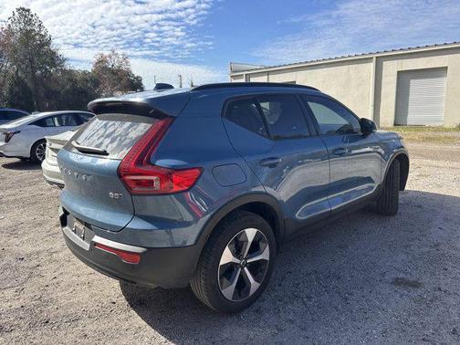 2024 Volvo XC40 B5 Core Dark Theme