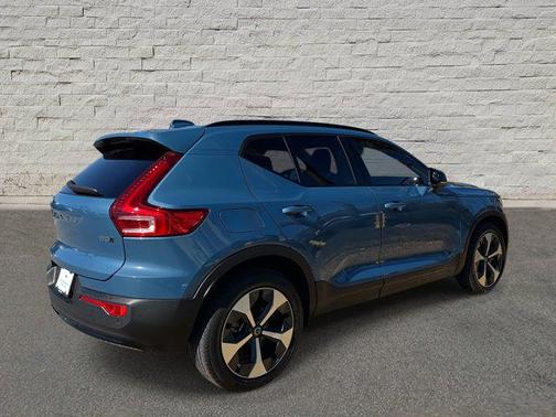 2024 Volvo XC40 B5 Core Dark Theme