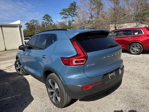 2024 Volvo XC40 B5 Core Dark Theme