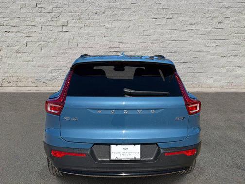 2024 Volvo XC40 B5 Core Dark Theme