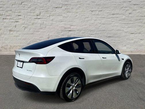 Pearl White 2024 Tesla Model Y Long Range Dual Motor All-Wheel Drive