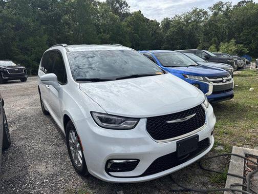 Bright White Clearcoat 2022 Chrysler Pacifica Touring L