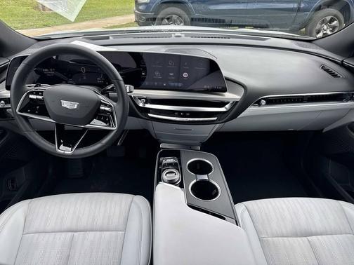 Crystal White Tricoat 2024 Cadillac LYRIQ Luxury