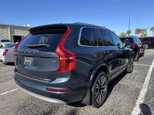 Denim Blue Metallic 2022 Volvo XC90 T5 Momentum