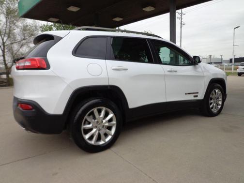 Bright White Clearcoat 2017 Jeep Cherokee Latitude