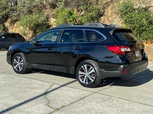 Crystal Black Silica 2018 Subaru Outback 3.6R Limited